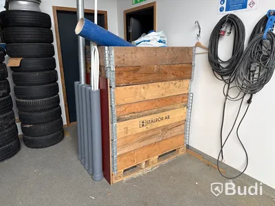 Pall med rördelar till avlopp