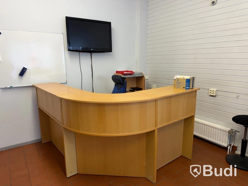 Reception / hörndisk i trä – komplett arbetsstation
