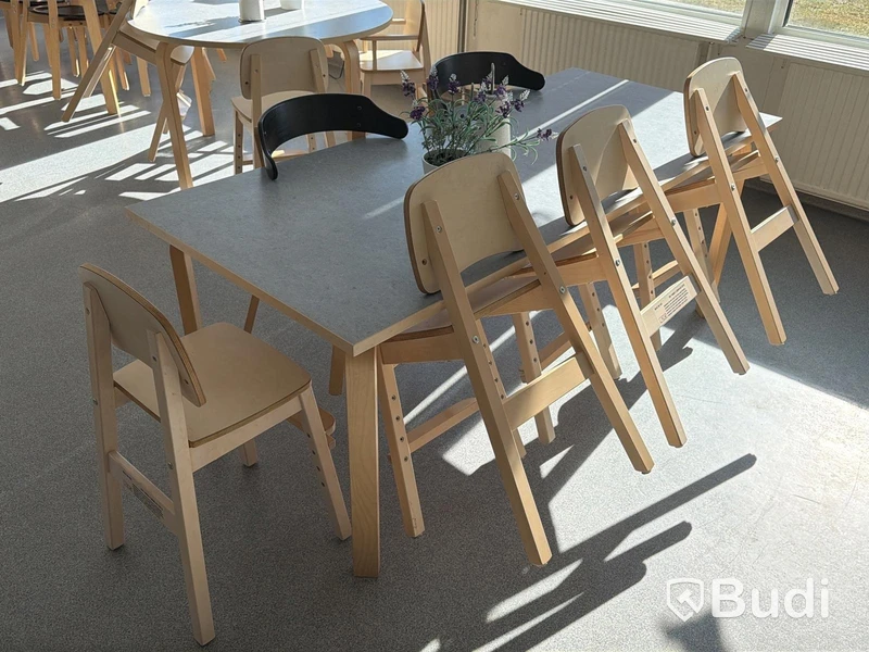 Matsalsmöbler, bord och stolar - 7 bord samt 36 stol, Lekolar