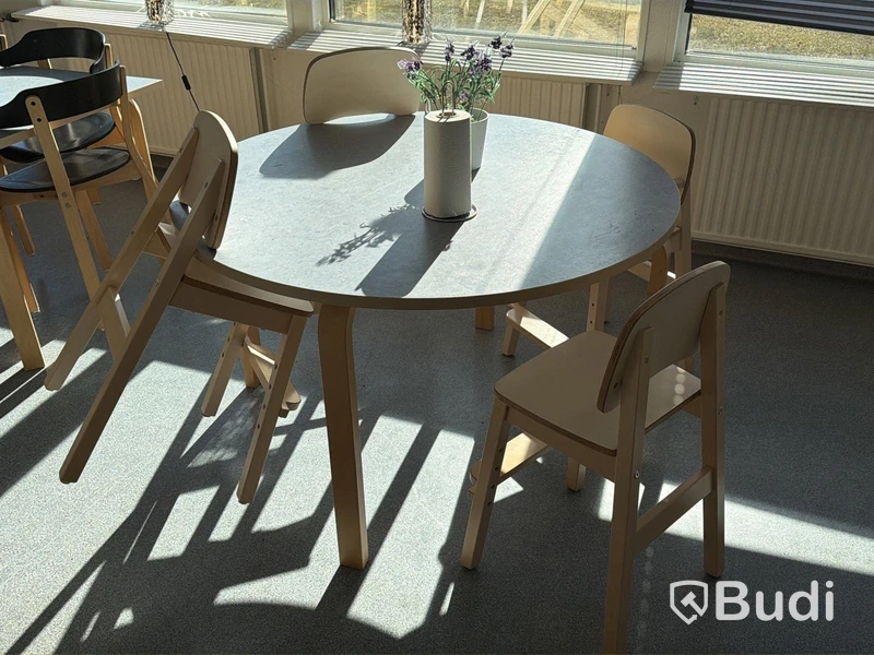 Matsalsmöbler, bord och stolar - 7 bord samt 36 stol, Lekolar