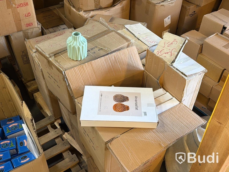 Stort parti diverse möbler och speglar - bl.a. ca 60 st TV-bänk, 60 st speglar m.m.
