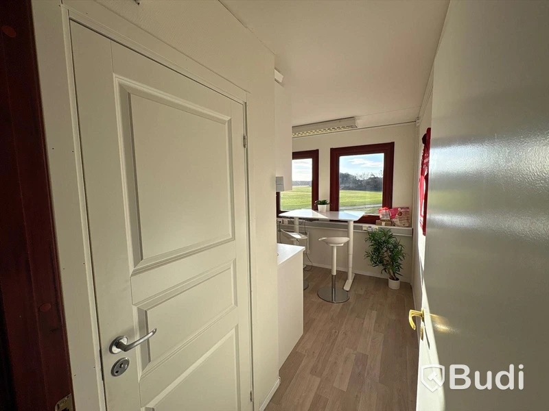 Bodetablering med 5 bodar, 135 m2, med kök, kontor, toalett och luftvärmepump/AC