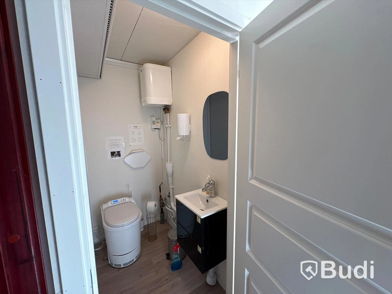 Bodetablering med 5 bodar, 135 m2, med kök, kontor, toalett och luftvärmepump/AC