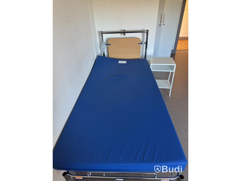 Sjukhussäng, elektrisk, ställbar inkl. sängbord