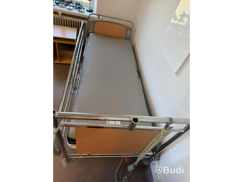 Sjukhussäng, elektrisk, ställbar inkl. sängbord