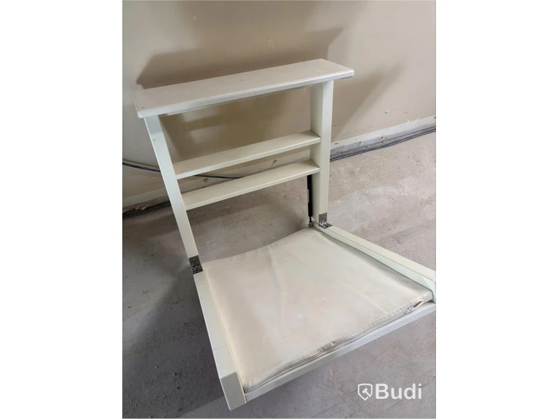 Robust wall-mounted changing table