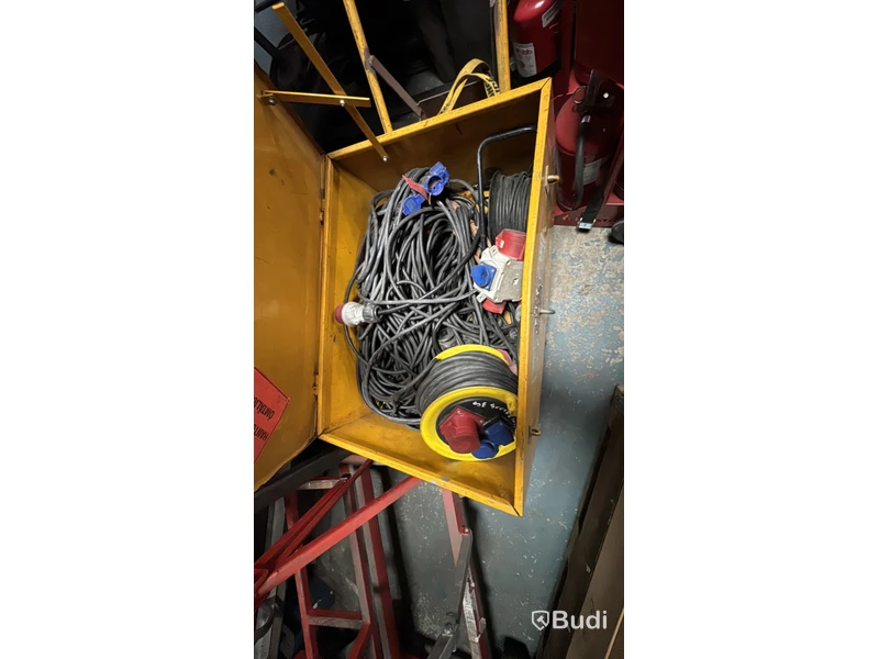 Verktygslåda på hjul med kablar och elmaterial