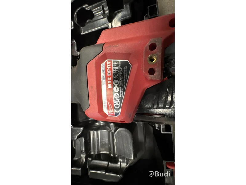 Parti med verktyg Milwaukee M12 BPRT nitpistol och M12 GG fettspruta