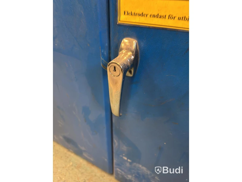 Verkstadsskåp med diverse tillbehör