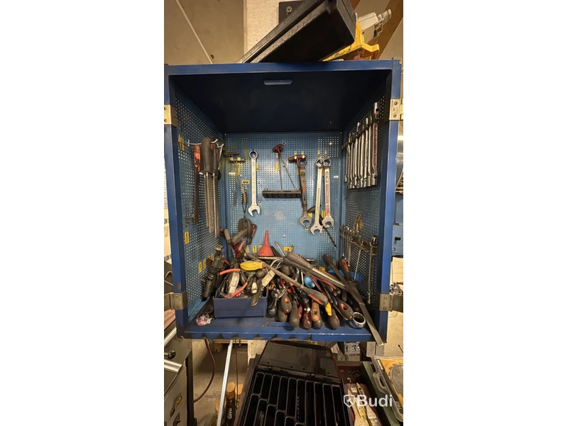 Verktygsskåp och bord inkl. innehåll