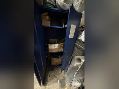 Verkstadsskåp med diverse elkomponenter och kablage