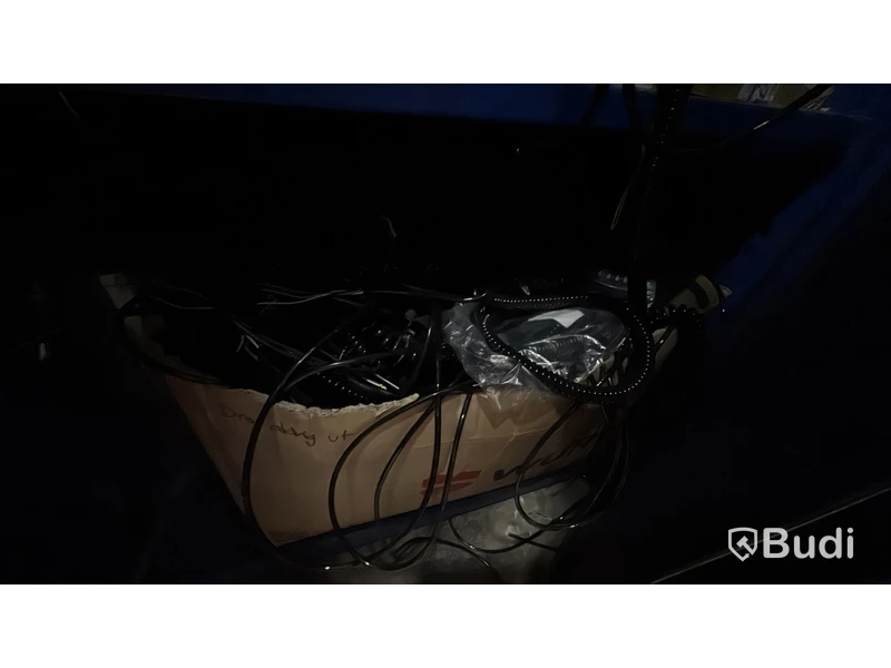 Verkstadsskåp med diverse elkomponenter och kablage