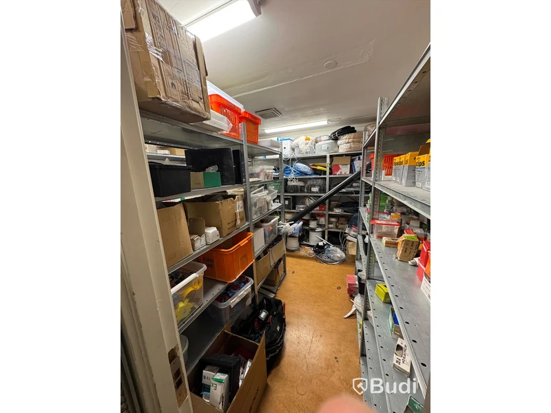 Allt i förråd, partier med elmaterial, arbetskläder, verktyg och förbrukningsmaterial