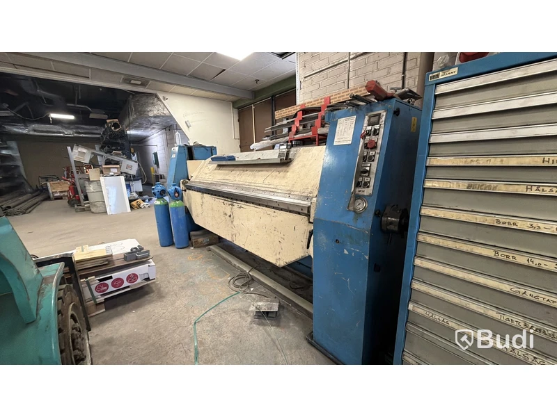 Hydraulic folding machine