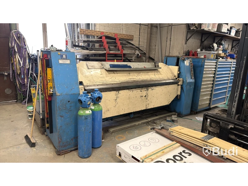 Hydraulic folding machine