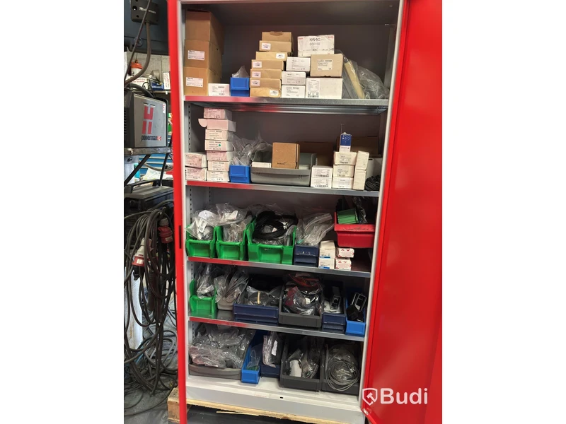 Diverse reservdelar och elektronikkomponenter