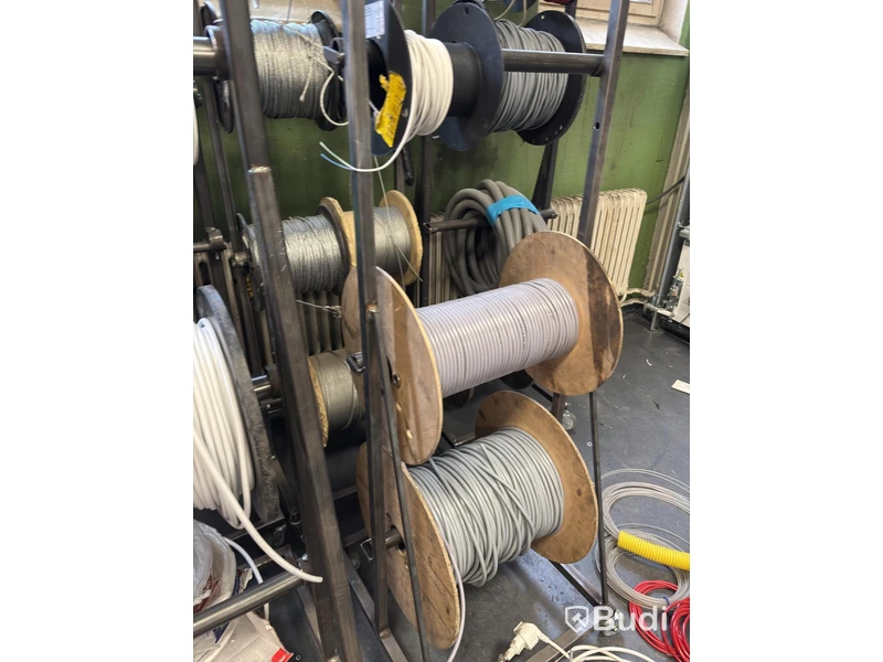 Parti med diverse kabel, el, paracord och metallkedjor