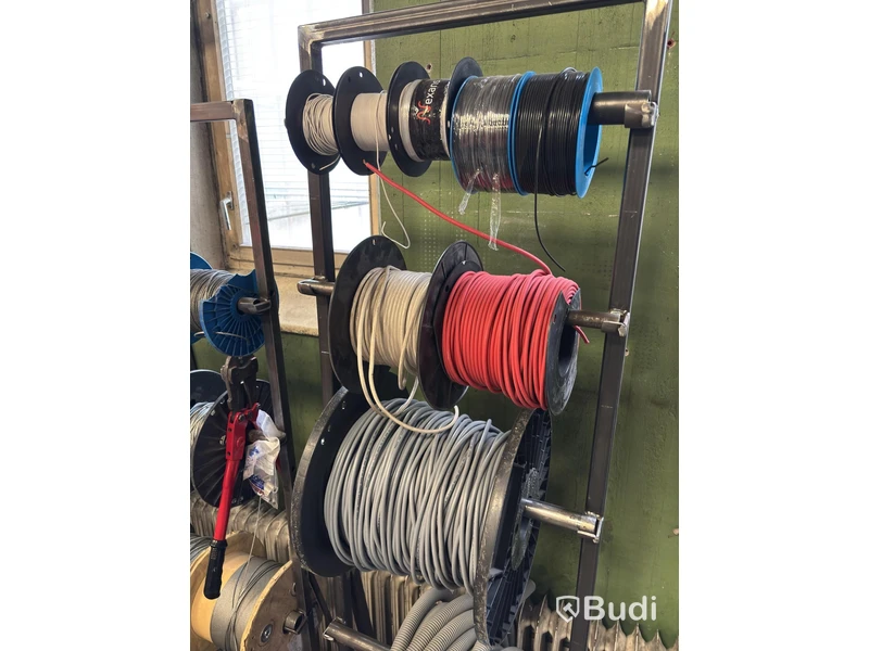 Parti med diverse kabel, el, paracord och metallkedjor