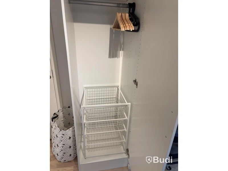Contents of a fully furnished studio apartment - see all photos for everything included