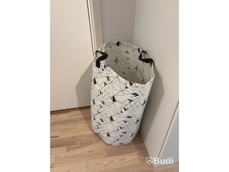 Contents of a fully furnished studio apartment - see all photos for everything included
