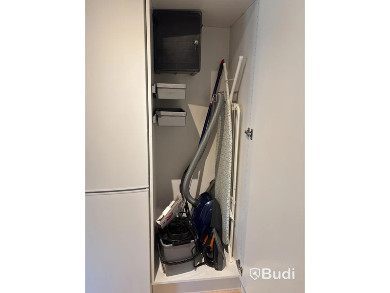 Contents of a fully furnished studio apartment - see all photos for everything included