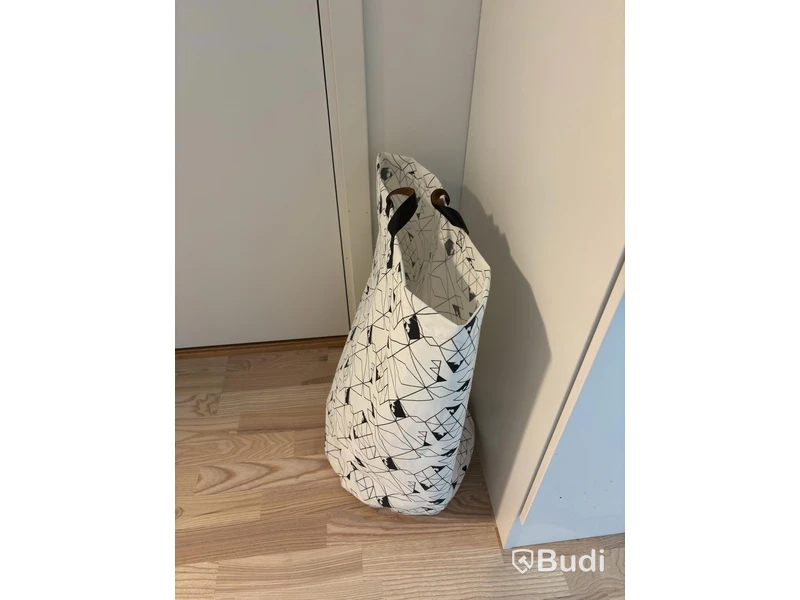 Contents of a fully furnished studio apartment - see all images for full contents