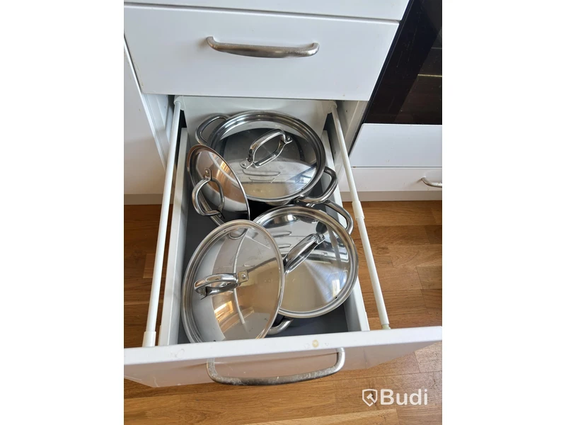 Contents of a fully furnished three-room apartment - see all photos for full contents