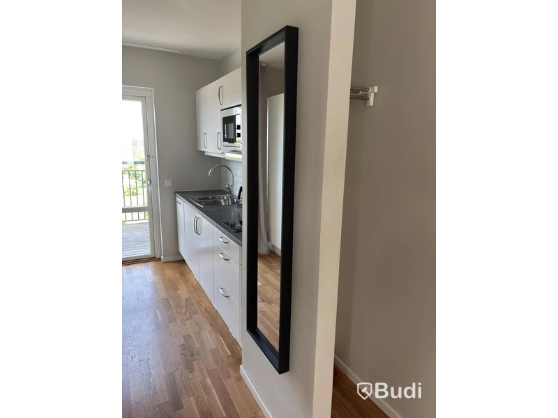 Contents from a fully furnished studio apartment - see all images for full contents