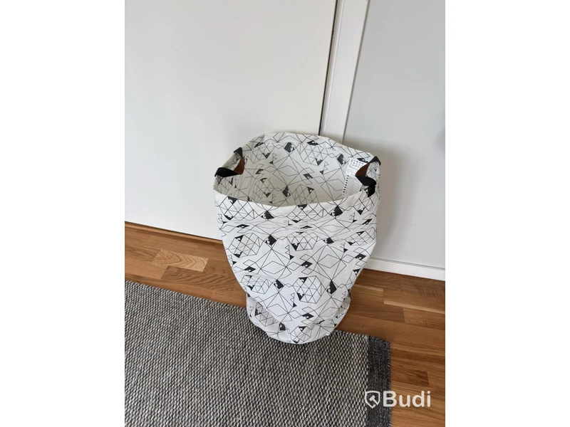 Contents from a fully furnished studio apartment - see all images for full contents