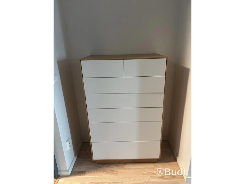 Contents of a fully furnished studio apartment - see all images for complete contents