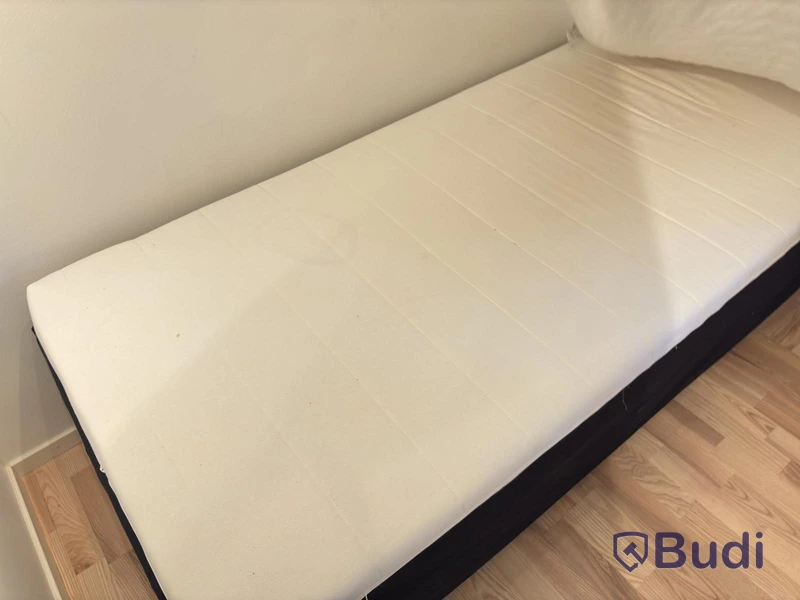 Contents of a fully furnished one-bedroom apartment - see all images for full contents