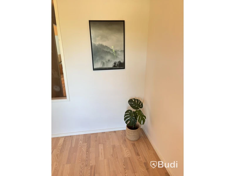 Contents of a fully furnished one-bedroom apartment - see all images for full contents