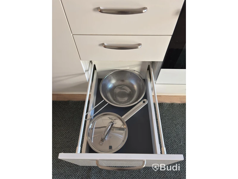 Inventarier till fullt möblerad enrummare - se alla bilder för komplett innehåll