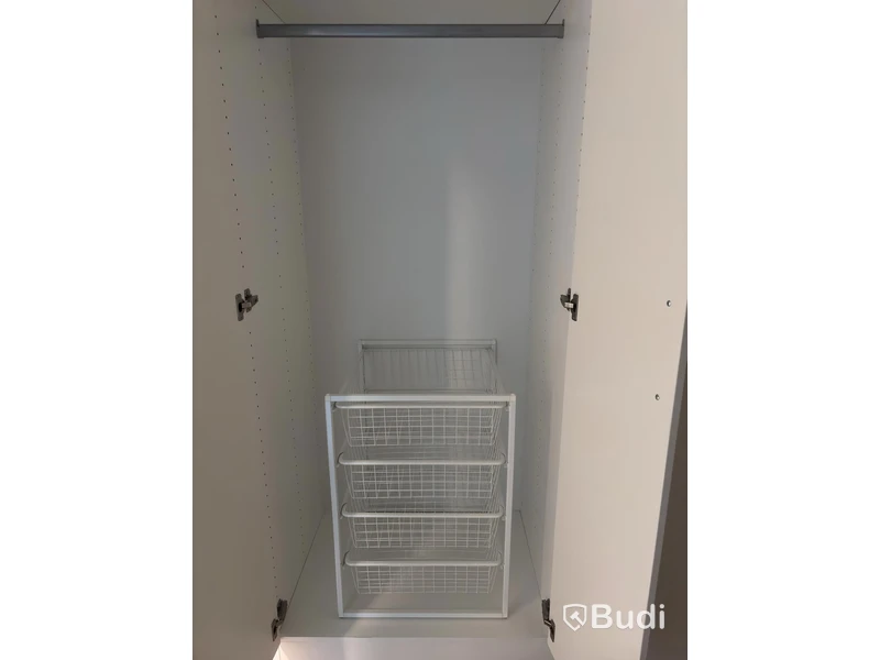 Inventarier till fullt möblerad enrummare - se alla bilder för komplett innehåll