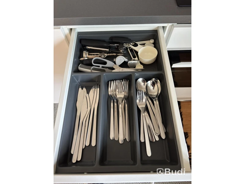 Contents of a fully furnished three-room apartment - see all photos for everything included