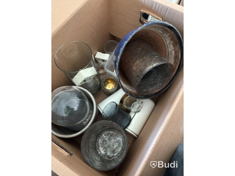 Lot of assorted decor