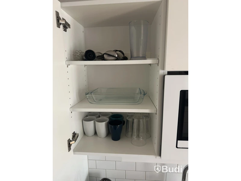 Inventarier till fullt möblerad enrummare - se alla bilder för komplett innehåll