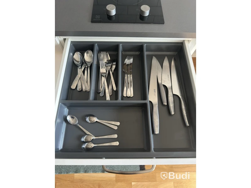 Inventarier till fullt möblerad enrummare - se alla bilder för komplett innehåll