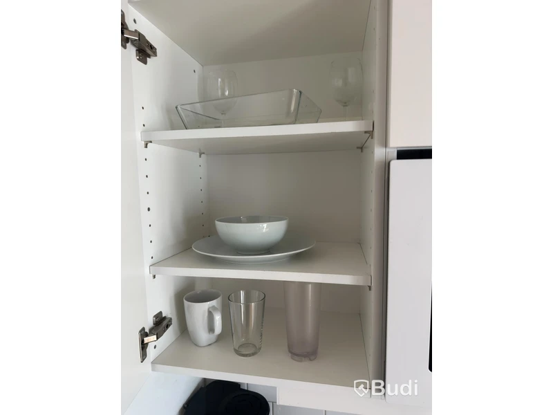 Inventarier till fullt möblerad enrummare - se alla bilder för komplett innehåll