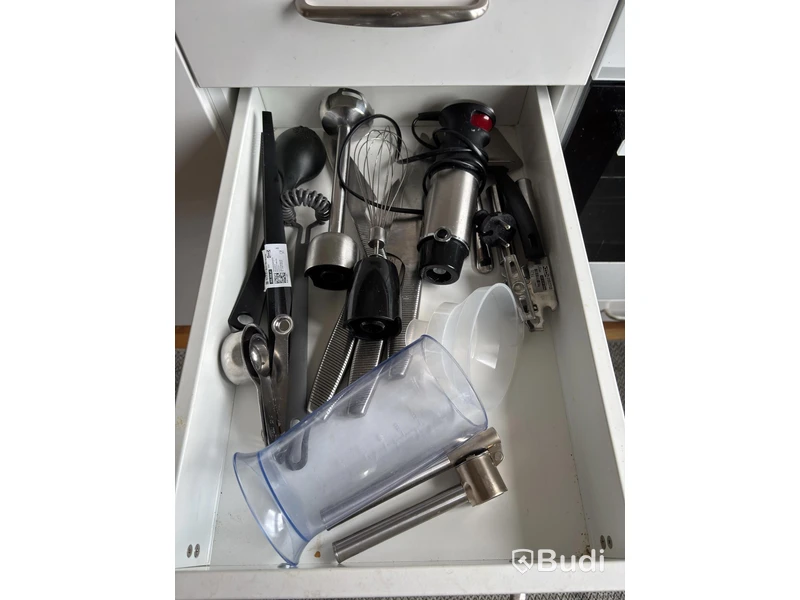 Contents of a fully furnished three-room apartment - see all images for full contents