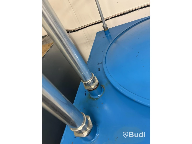 Oil tank