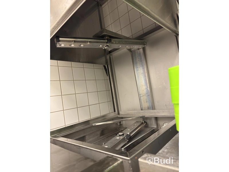 Diskrum med diksmaskin Metos WD, inkl. diskbänkar, hyllor och diverse tillbehör.