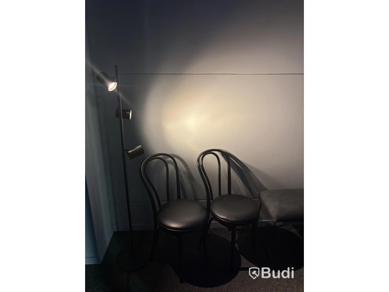 Bench, 2 chairs and assorted furnishings
