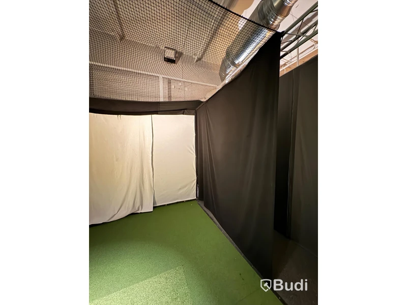 Golf simulator bay, truss frame