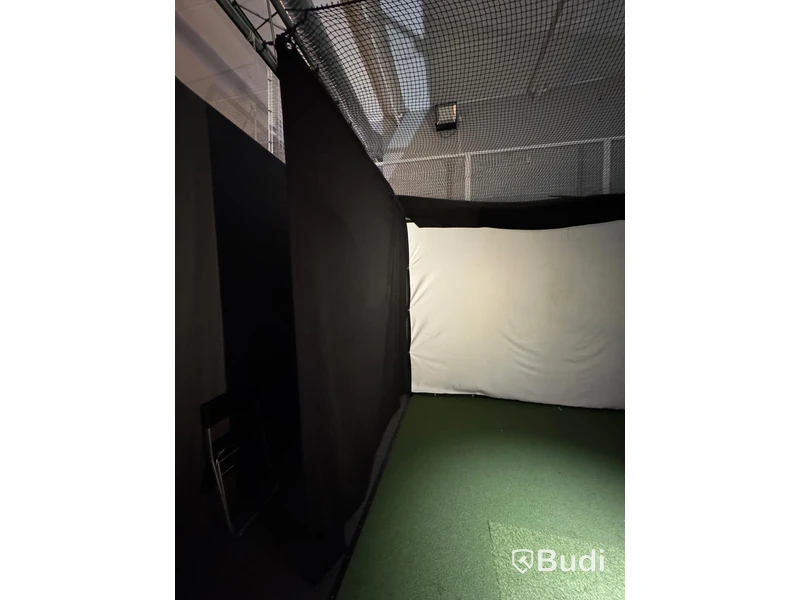 Golf simulator bay, truss system