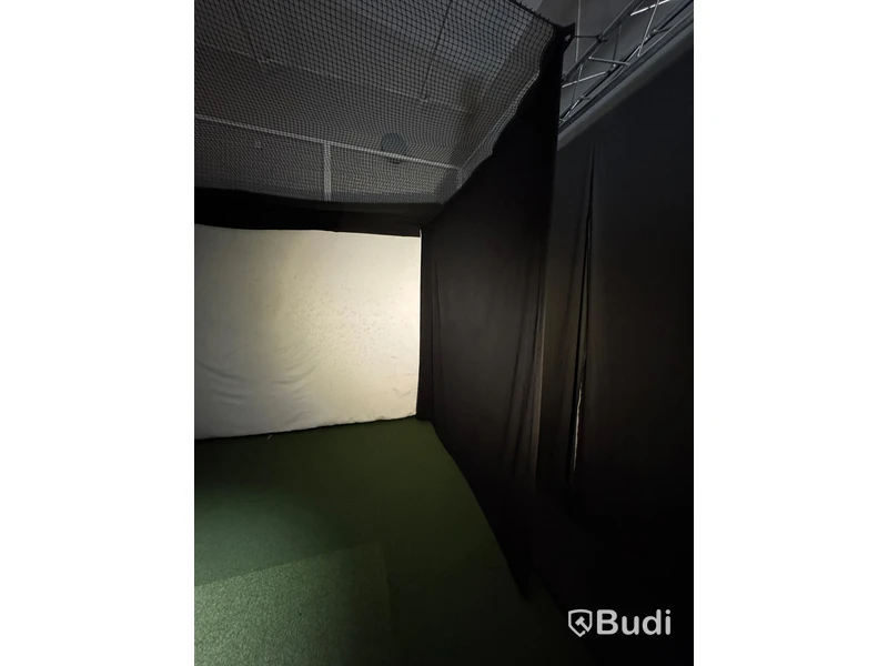 Golf simulator bay, truss system