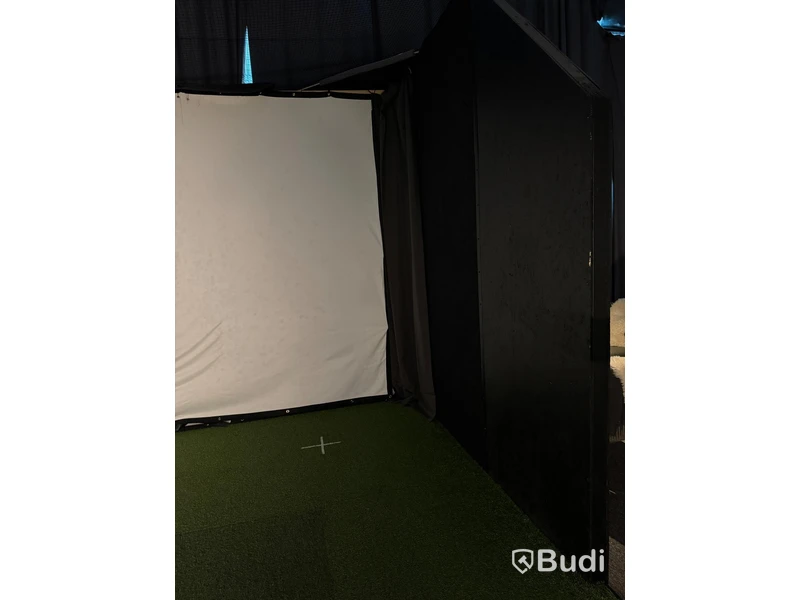 Golf simulator bay