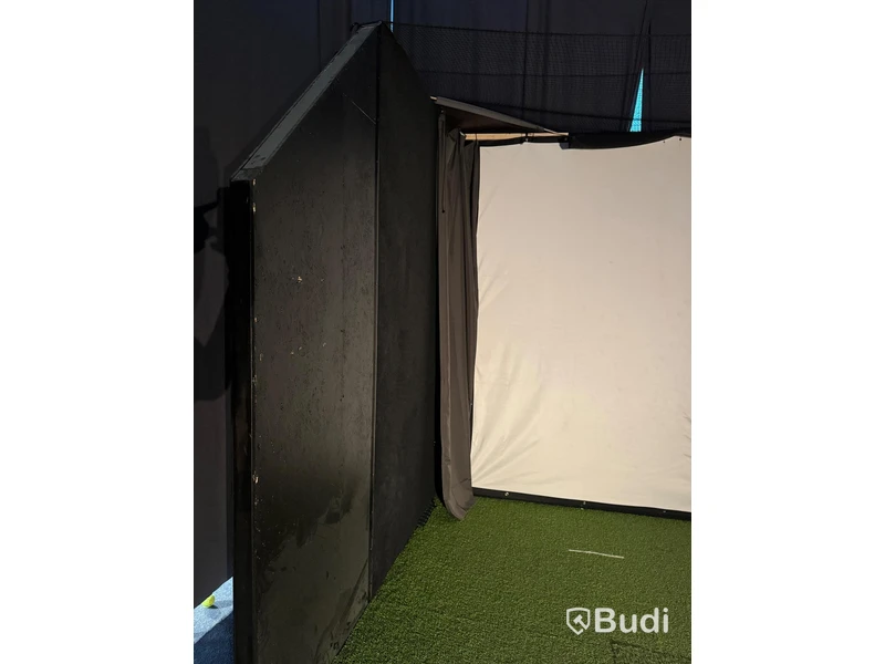 Golf simulator bay