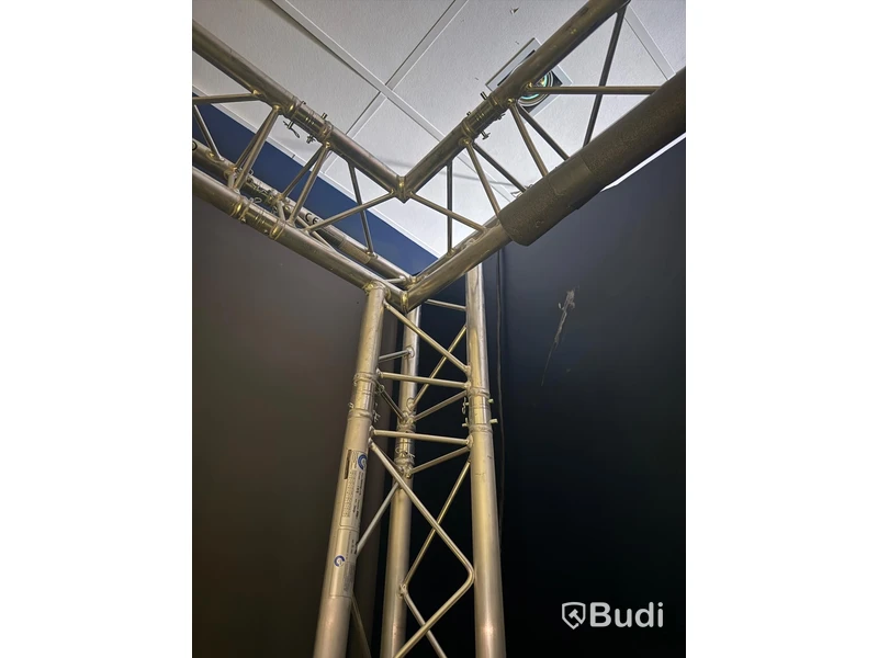 Golf simulator bay, truss system