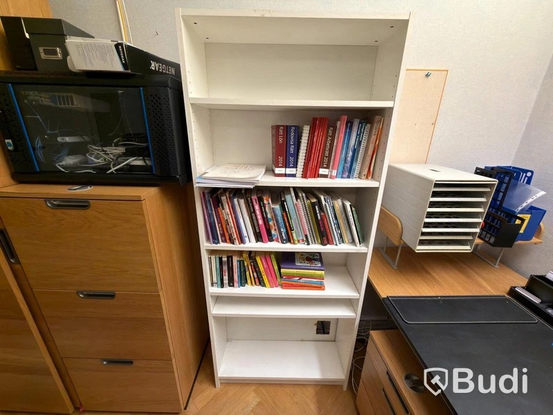 Hylla med div facklitteratur